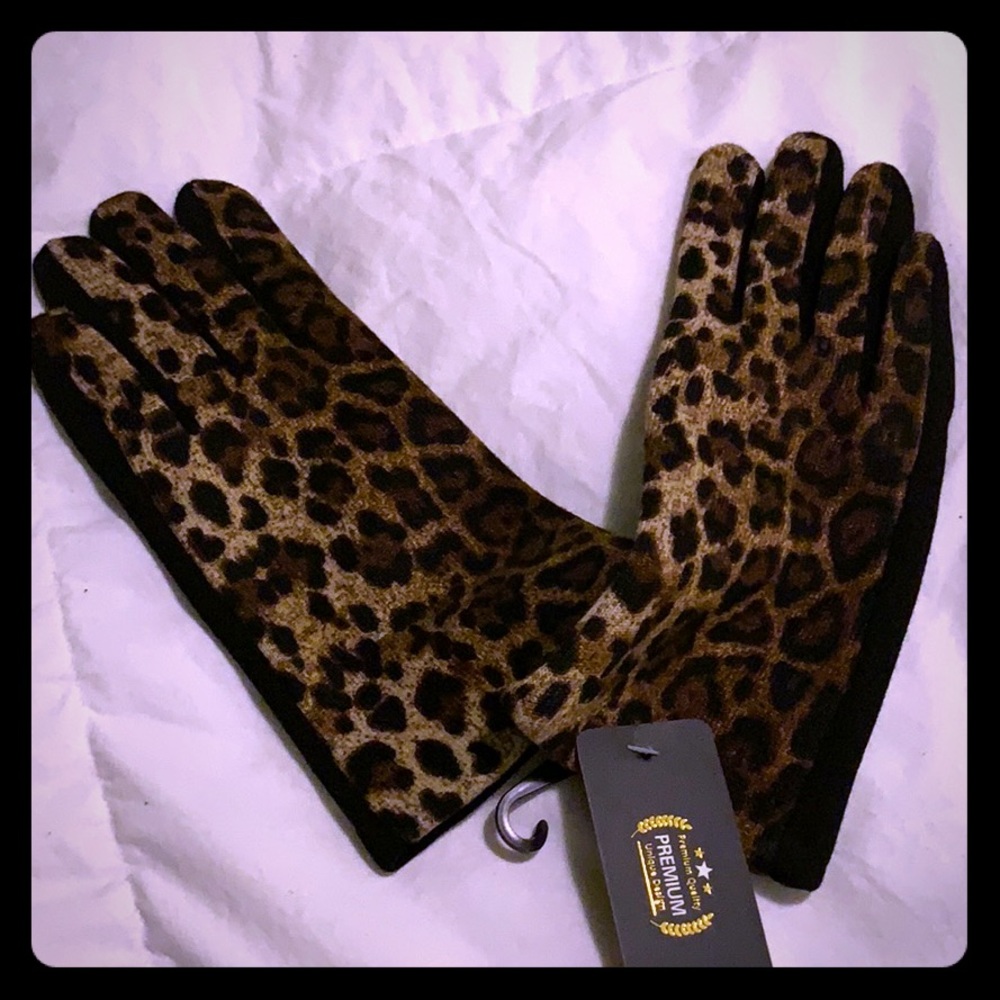 *NWT* leopard touchscreen winter gloves